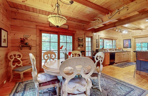 Skyland House | Elkhorn Cabin | Idyllic Craftsman Home | Sauna, Game Room & Mins to Asheville