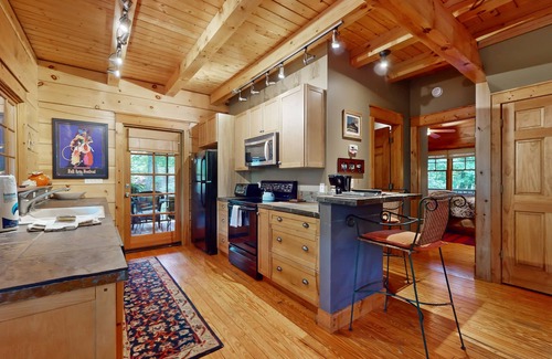 Skyland House | Elkhorn Cabin | Idyllic Craftsman Home | Sauna, Game Room & Mins to Asheville