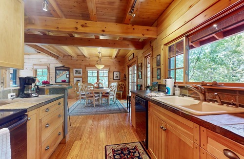 Skyland House | Elkhorn Cabin | Idyllic Craftsman Home | Sauna, Game Room & Mins to Asheville