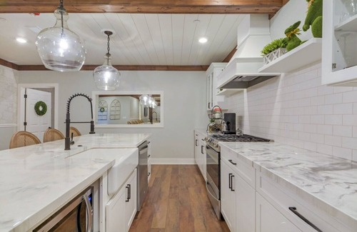 Galena Apartment | Elle & Beck's Second Floor Suite nOverlooking Historic Main Street In Galena, IL