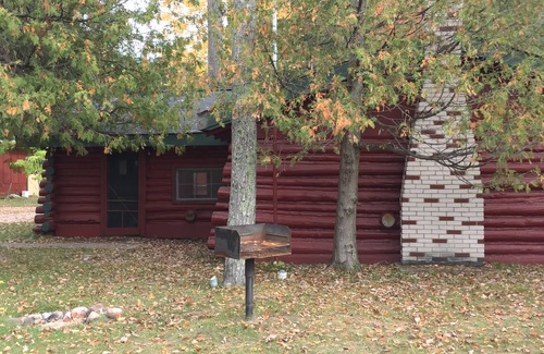 Grawn Cabin | Ellis Lake Resort - Oak Logroom-Interlochen/Traverse City