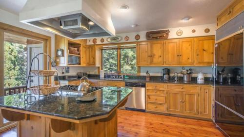 Tahoma House | Ellis Peak by AvantStay Beautiful McKinney Cabin w Filtered Lake Views