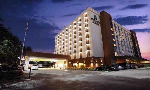 Dallas Hotel | Embassy Suites by Hilton Dallas Market Center