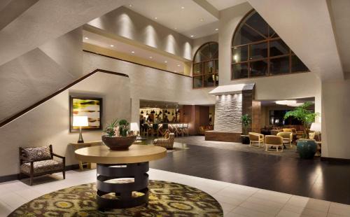Tempe Hotel | Embassy Suites by Hilton Phoenix Tempe