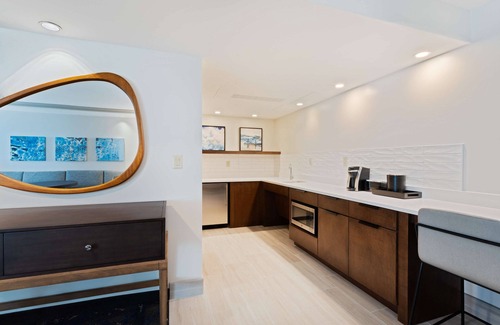 Bearss Plaza Hotel | Embassy Suites by Hilton Tampa USF Near Busch Gardens