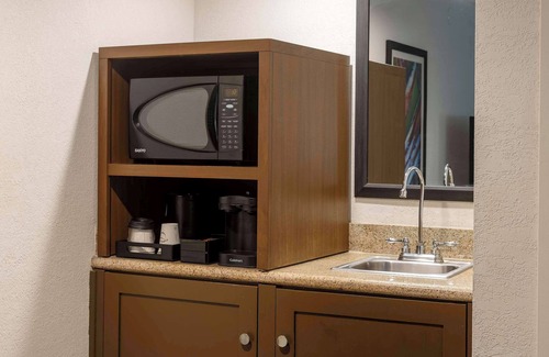 Palm Desert Hotel | Embassy Suites by Hilton Palm Desert