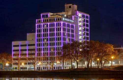 Downtown Hotel | Embassy Suites By Hilton Rockford Riverfront