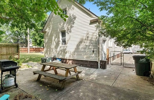 Lakewood House | Embrace Serenity Living Close to Edgewater Beach!