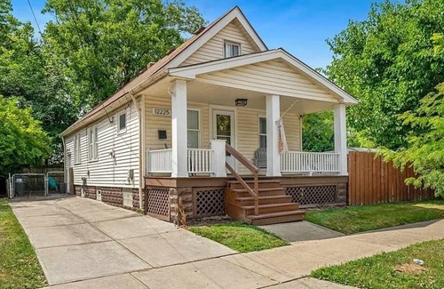 Lakewood House | Embrace Serenity Living Close to Edgewater Beach!