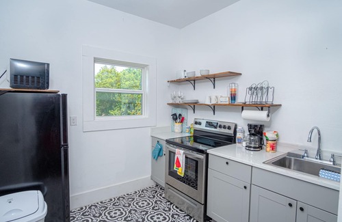 Southtown Apartment | Embrace Tranquility 1br/1ba Near Downtown
