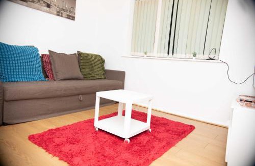 Custom House Apartment | Emerald Apartments A star Proximity