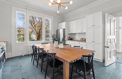 Downtown St. John's House | Emerald Victorian Patio 41 Bd Parking