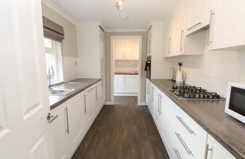 Hutton Rudby Cottage | EMMERDALE LODGE, family friendly, with hot tub in Hutton Rudby