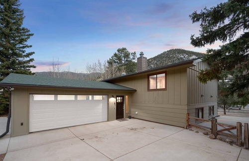 Georgetown House | Empire Escape..Nestled in the Foothills..Panoramic Views..Close to Skiing and Red Rocks!
