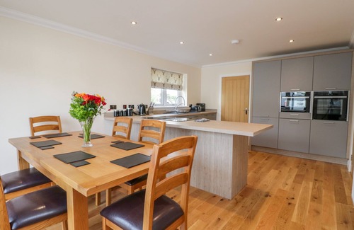 Spean Bridge House | EMSA HOUSE, family friendly, with hot tub in Spean Bridge