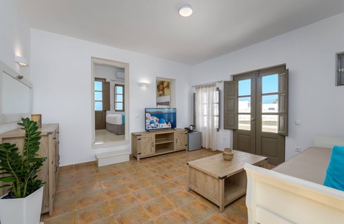 Kamari Hotel | En Plo Boutique Suites