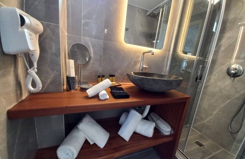 Kamari Hotel | En Plo Boutique Suites