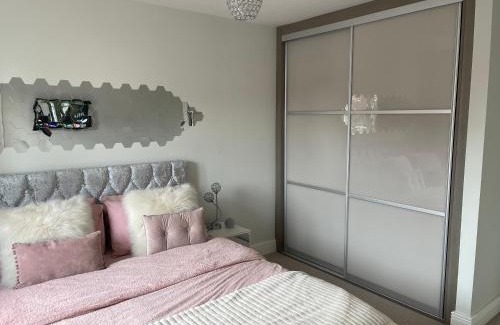 Horley House | En-suite bedroom in a family home near Gatwick airport and Horley station