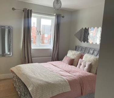 Horley House | En-suite bedroom in a family home near Gatwick airport and Horley station