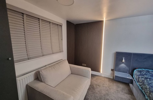 Havering House | En-suite Hotel-like Double Room - Elizabeth Line 30 mins to Central London