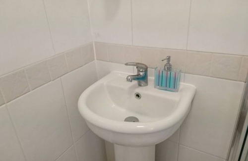 Harlington House | En suite shower room Double room with 1 double deyr
