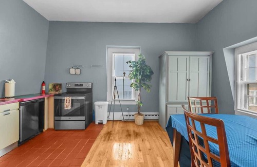 Hartford Apartment | Enchanting 3BR Near Downtown Hartford Cozy & Modern with Parking