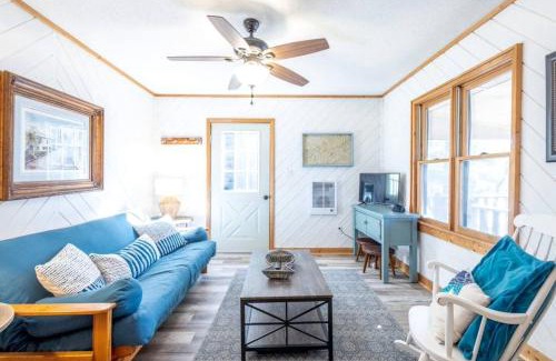 Glenville House | Enchanting Cabin with Breathtaking Sunset and Lake Views in North Carolina