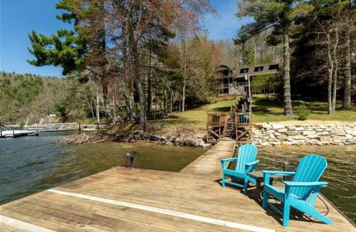 Glenville House | Enchanting Cabin with Breathtaking Sunset and Lake Views in North Carolina
