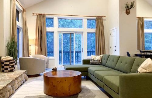 Sugar Pine House | Enchanting Creekside Cabin Retreat near Yosemite National Park in California
