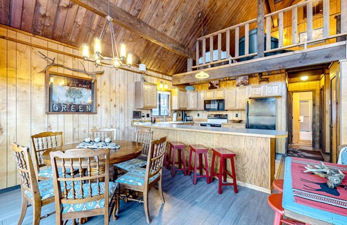 Angel Fire Cabin | Enchanting dog-friendly cabin with large deck & fireplace - near skiing & golf