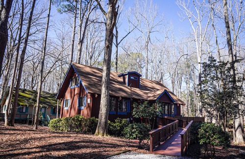 Pine Mountain Cabin | Enchanting Lake View chalet with ramp access