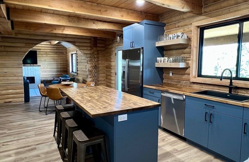 Beaver Cabin | Enchanting log cabin in Beaver near Eagle Point, sleeps 20+