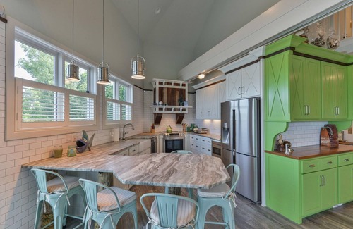Prospect Apartment | Enchanting Riverfront Nest! Beautiful 3-Bedroom Lighthouse with Panoramic Views!