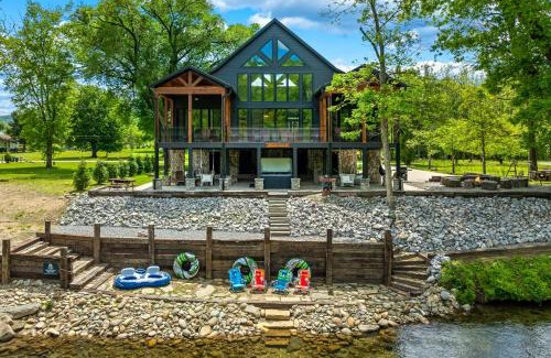 Townsend House | Enchanting Riverscape