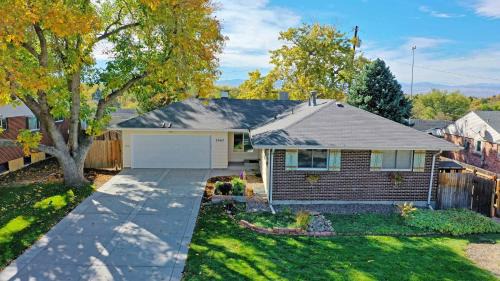 Southeast House | Enchanting Upper Unit with City Charm