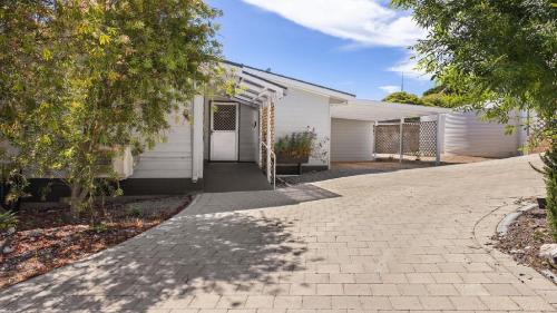 Lake Wangary House | Endymion Is Ideally Situated On The Esplanade