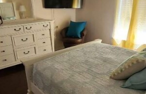 Saint Cloud House | Enjoy a cottage experience in a historical city.