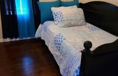 Saint Cloud House | Enjoy a cottage experience in a historical city.