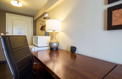 Avenel House | Enjoy a cozy bed and spacious room near the Newark Airport