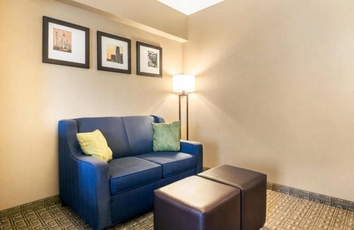 Avenel House | Enjoy a cozy bed and spacious room near the Newark Airport