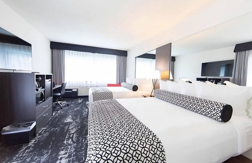 Riverside Hotel | Enjoy a Hassle-Free Stay! Near Mobius Children's Museum, Pets Allowed