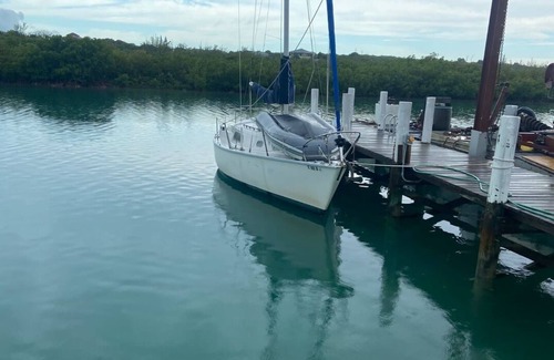 Stocking Island Boat Rental | Enjoy a trip to the Exumas in the Bahamas on a 30' Pearson Sailboat