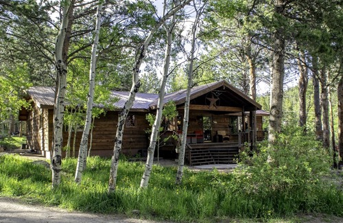 Allenspark House | Enjoy family holidays near RMNP/Estes Park. New pricing for the fall/winter.