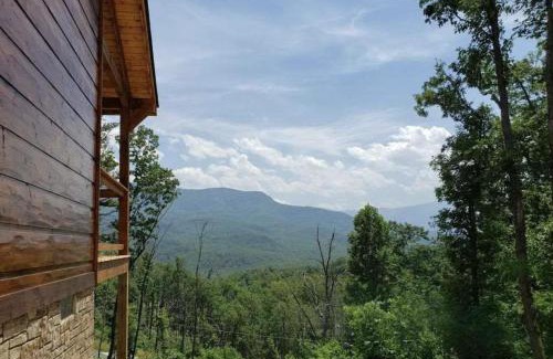 Gatlinburg - Pigeon Forge House | Enjoy Peace and Serenity 2BR Cabin with Hot Tub, Games & Mountain Views in Cobbly Knob Family & Pet Friendly