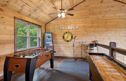 Gatlinburg - Pigeon Forge House | Enjoy Peace and Serenity 2BR Cabin with Hot Tub, Games & Mountain Views in Cobbly Knob Family & Pet Friendly