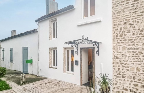 LHoumeau House | Enjoy romantic vacations in this charming little village house near the beach.