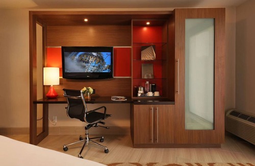 Los Angeles Hotel | Enjoy Rooftop Dining, Iconic LA Views, Outdoor Pool, Near San ta Monica Beaches!