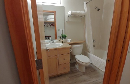 Cougar Creek Apartment | Enjoy Serenity & Relax in 1BR/BA w/Mountain View, 10 minutes drive to Banff