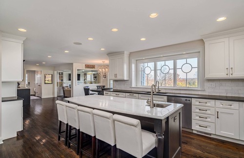 Newtown House | Enjoy Sip O Sun - Hot Tub, Pizza Oven, Stunning Views, close to dining, shopping, town