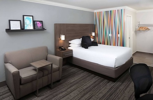 Temecula Hotel | Enjoy the California Sunshine! Nature Escape in Signature Temecula! Free Parking